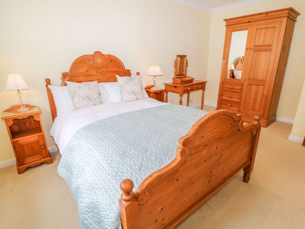 A bedroom with a bed and furniture at Maple Cottage Tavistock