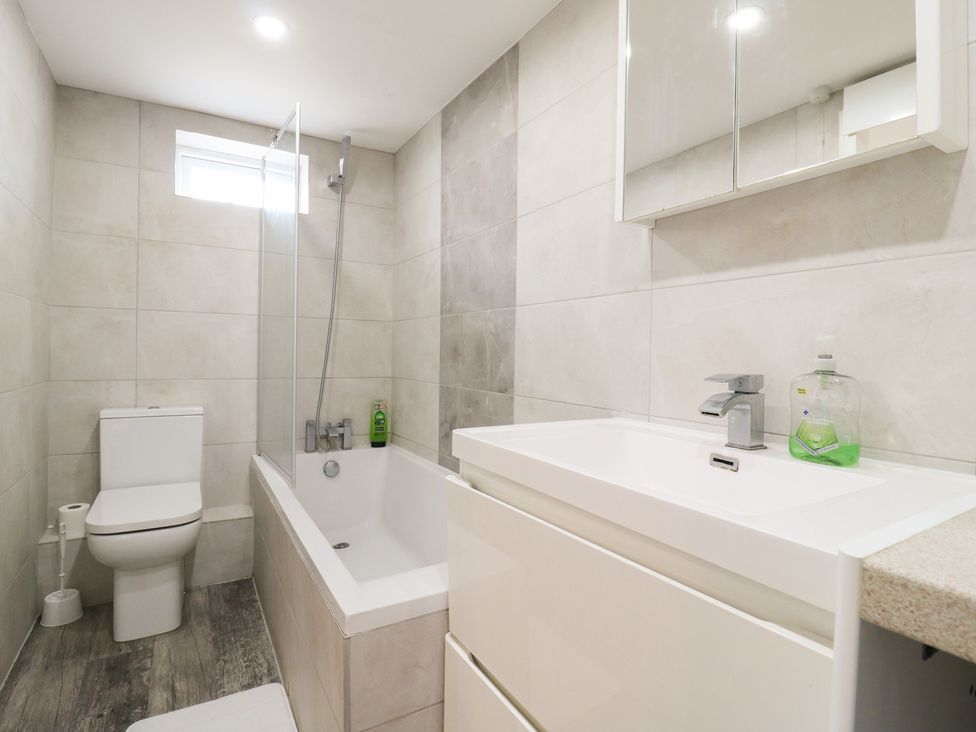 A bathroom with a bathtub, toilet, and sink at 2B Granville Road, Colchester