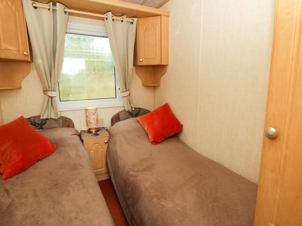 A bedroom with twin beds and a window at Leven in Lampeter