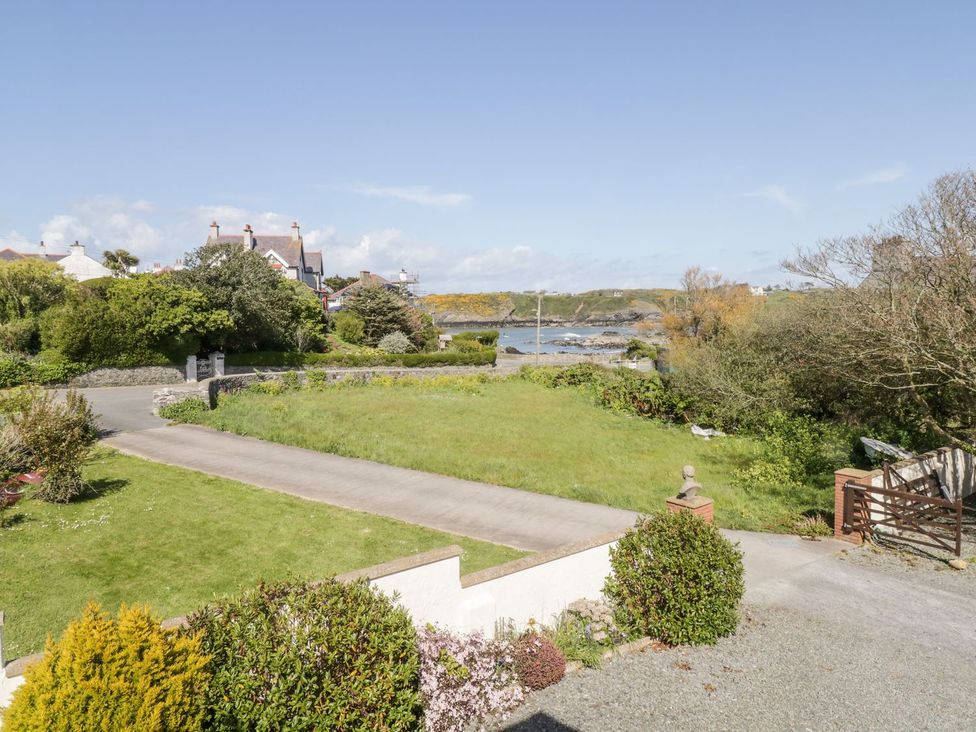 A garden with a view of the sea at Ger Y Mor in Cemaes Bay