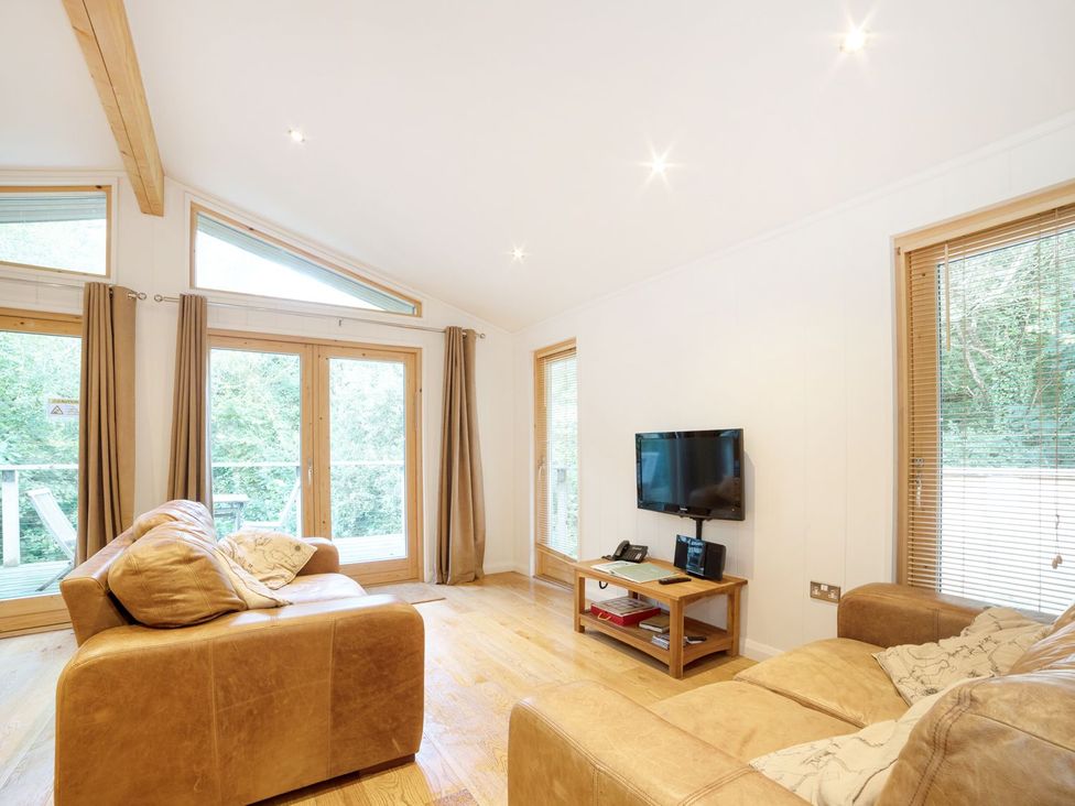 A living room with a TV and sofa at 5 Tree Tops in Liskeard