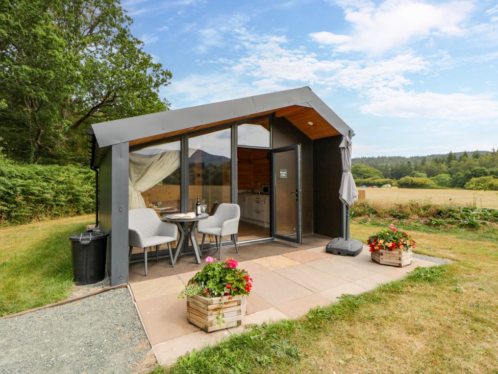 A small cabin with outdoor seating at Sycamore Lodge Brecon