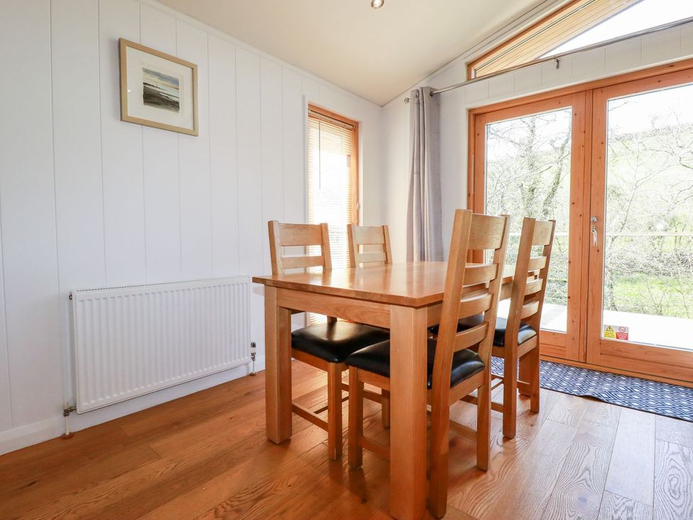 A dining room with a table and chairs at 7 Stonerush Valley Looe