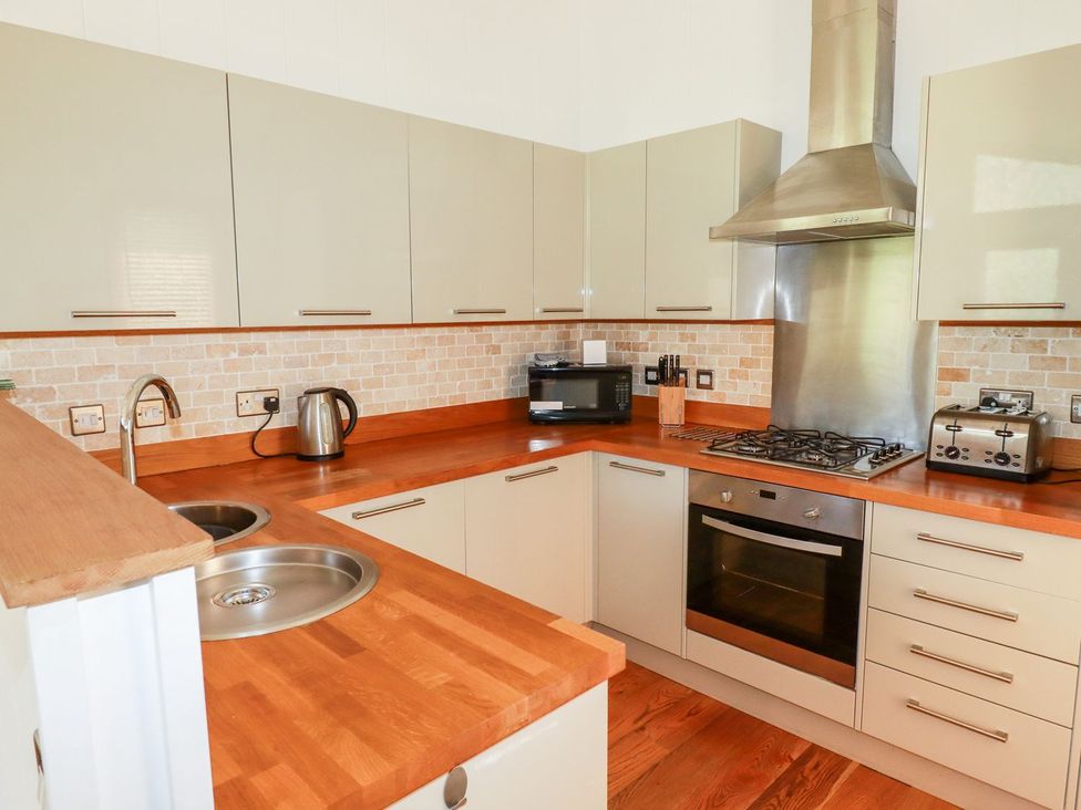 A kitchen with appliances and countertops at 7 Stonerush Valley in Looe