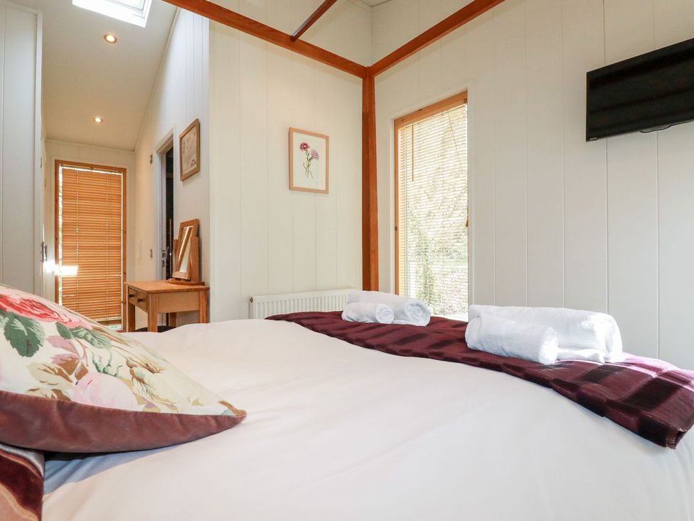 A bedroom with a bed and towels at 7 Stonerush Valley Looe