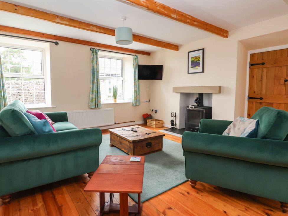 A living room with two sofas and a coffee table at South View in Richmond
