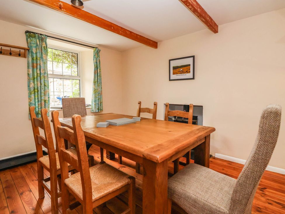 A dining room with a wooden table and chairs at South View in Richmond