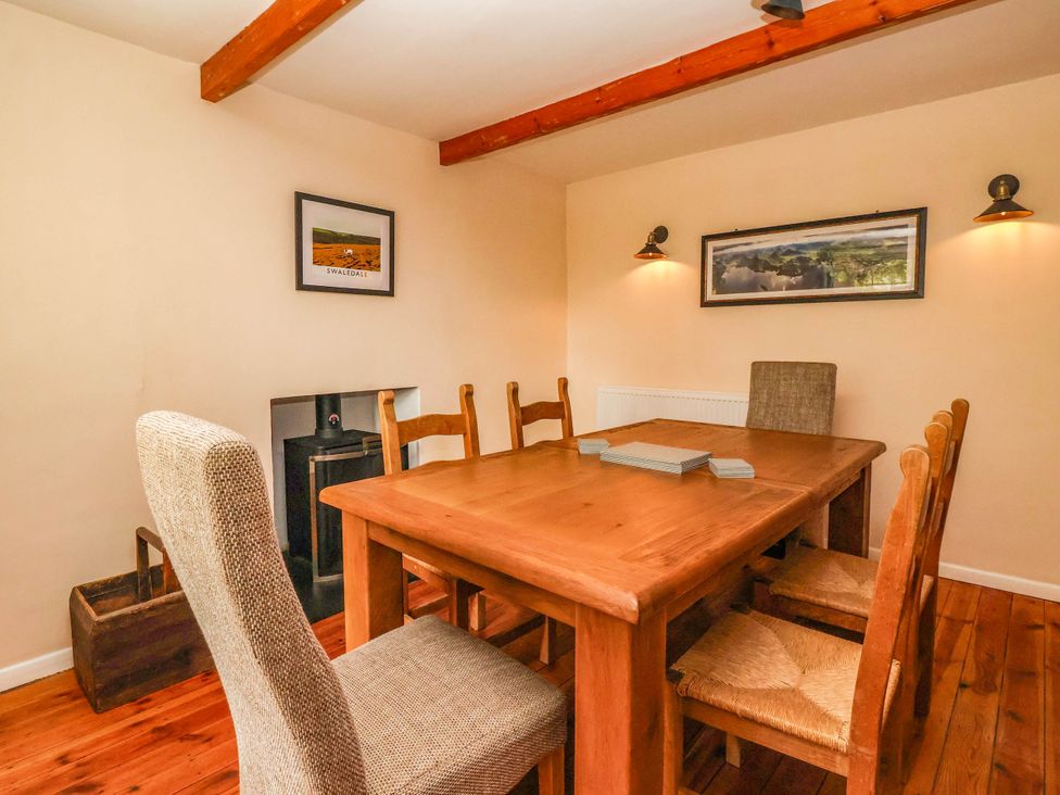 A dining room with a wooden table and chairs at South View in Richmond