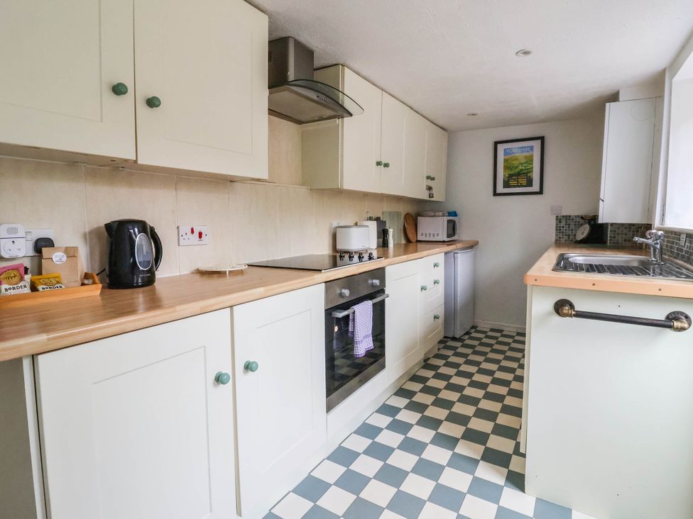 A kitchen with appliances and cabinets at South View, Richmond