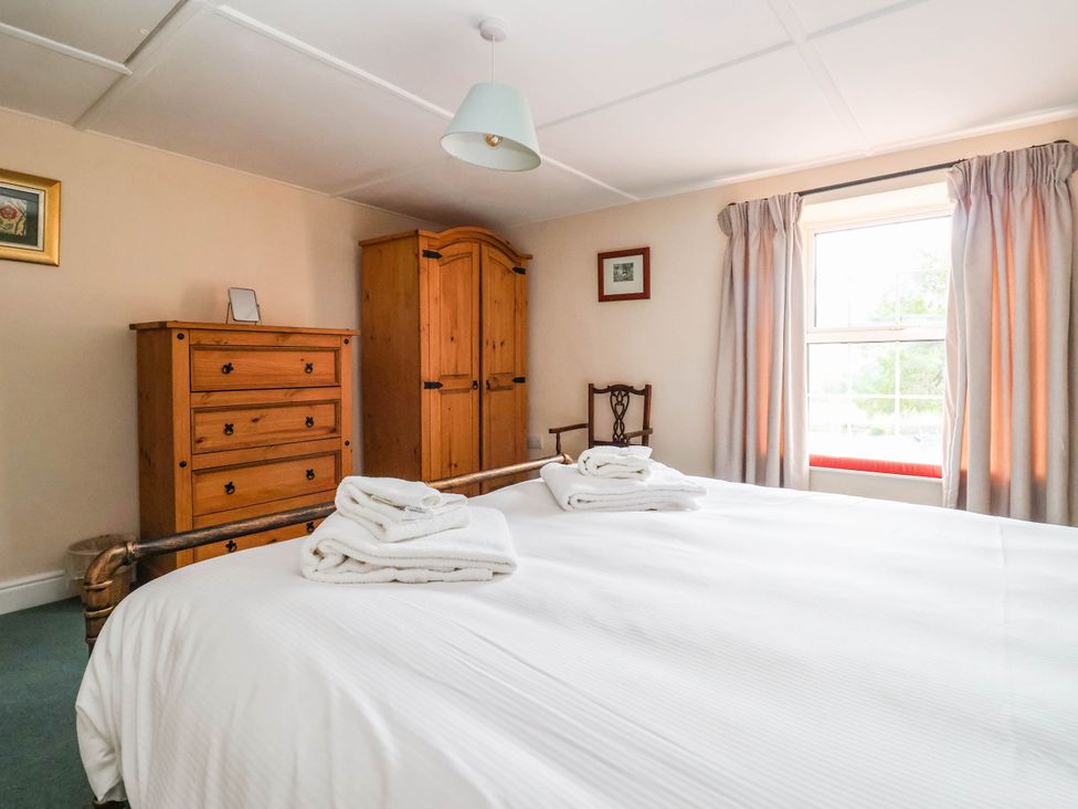 A bedroom with a bed and furniture at South View in Richmond