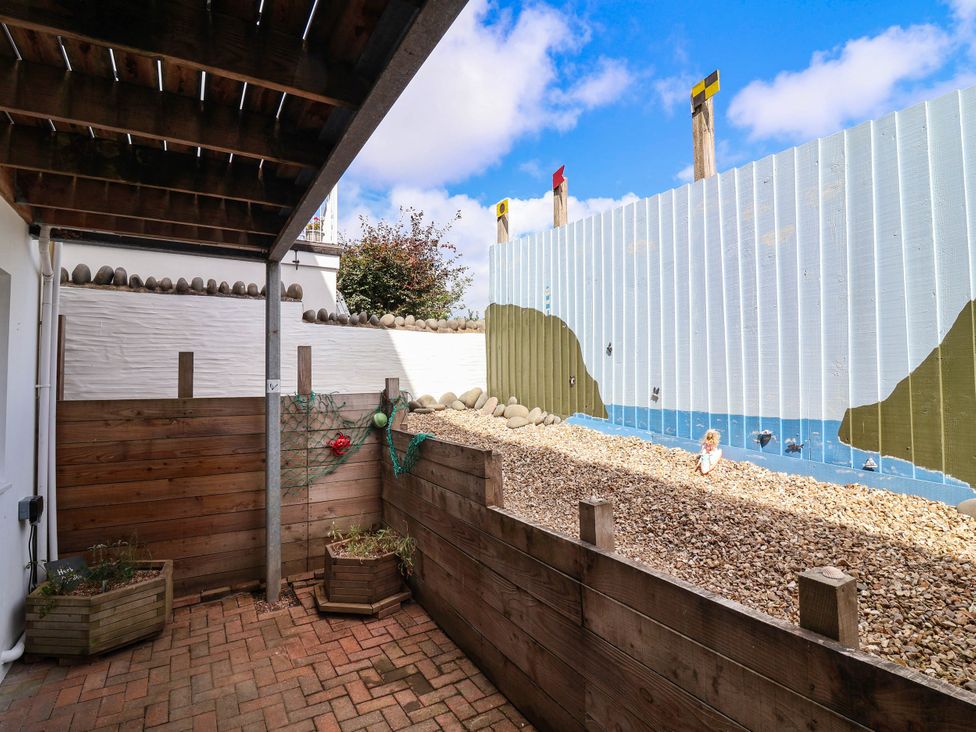 A garden with gravel and wooden features at 1 Tideways Bideford
