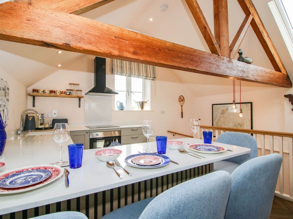 A kitchen with dining area and cooking appliances at Little Red Barn Wallop near Westbury