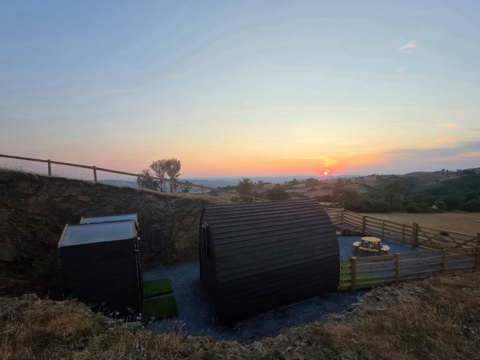 A hut and table outdoors at Darn Mawr