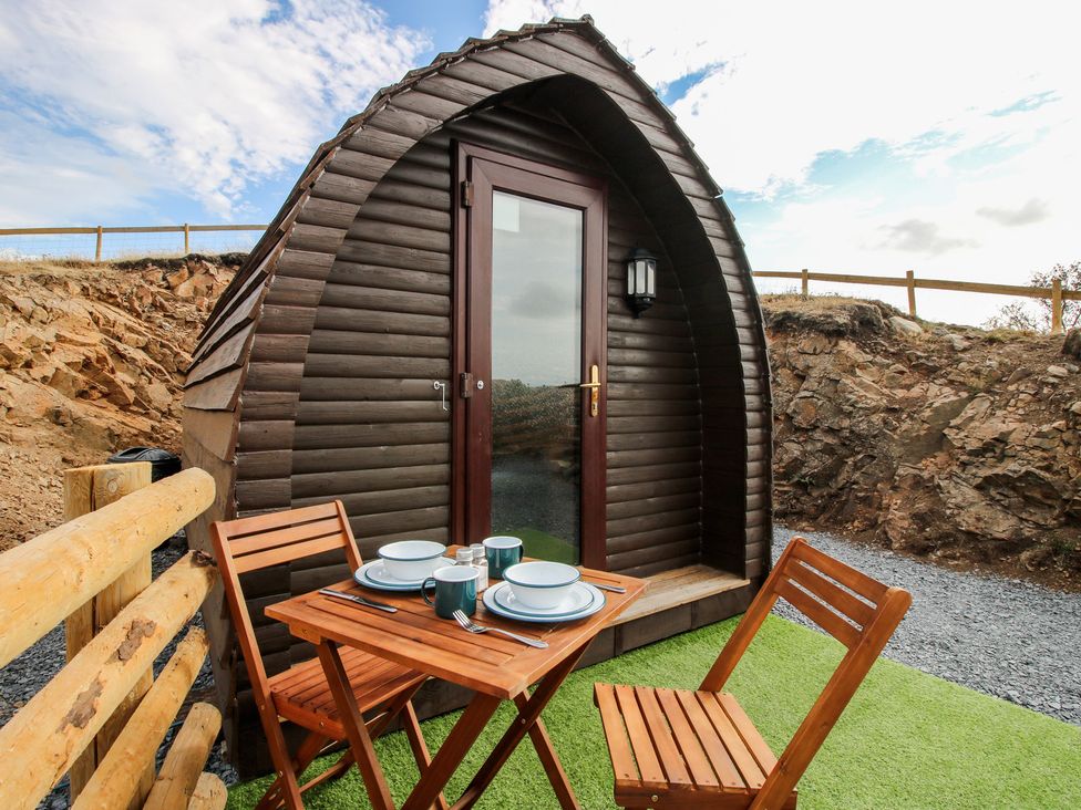 A cabin with outdoor furniture at Darn Mawr 