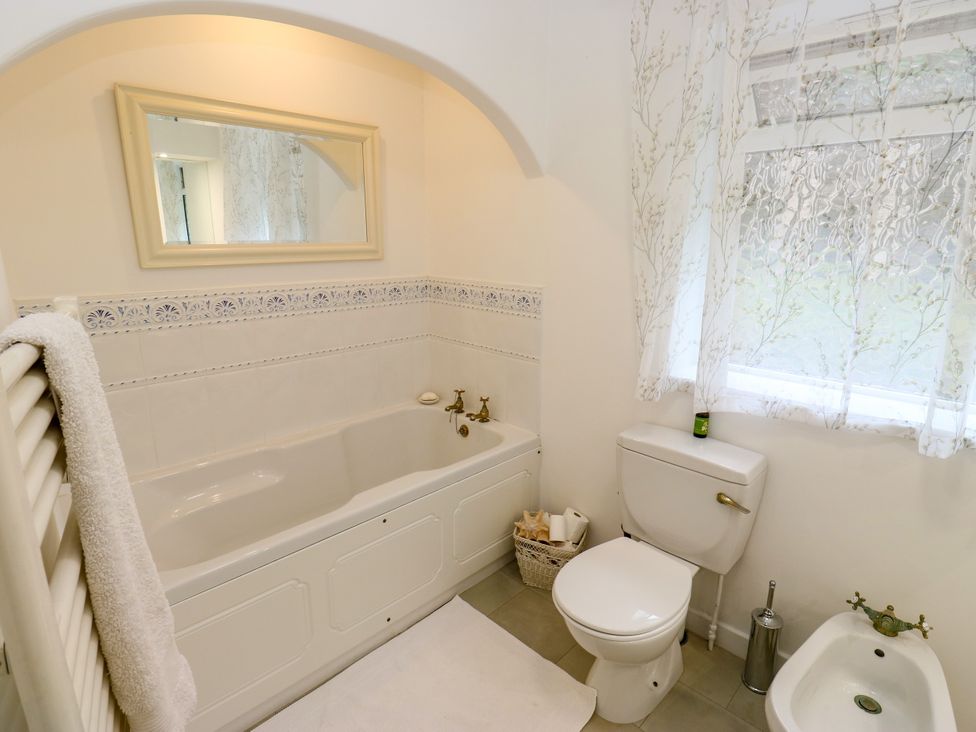 A bathroom with bathtub and toilet at 12 The Dell in Bardsey near Wetherby