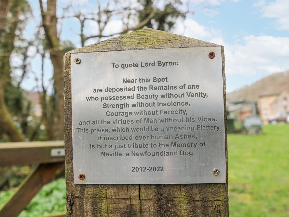 A plaque commemorating a dog at Little Mill in Ashover