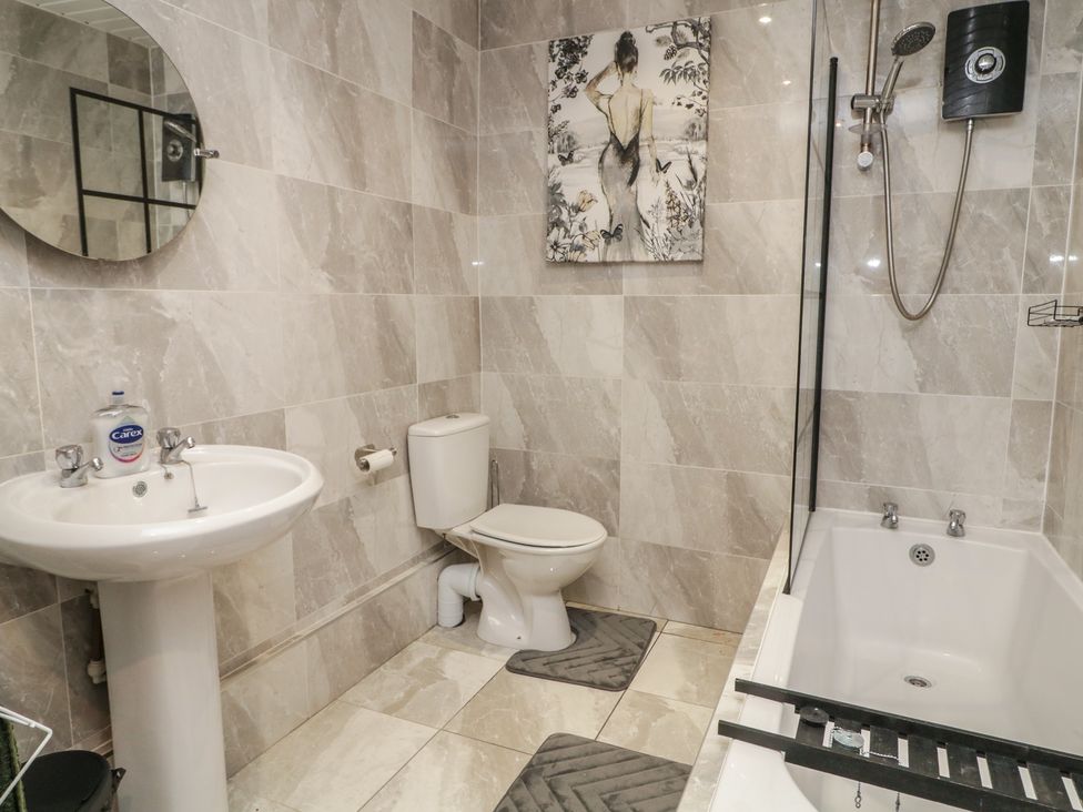 A bathroom with a washbasin, toilet and bathtub at Mourne Mountains View in Dunmurry
