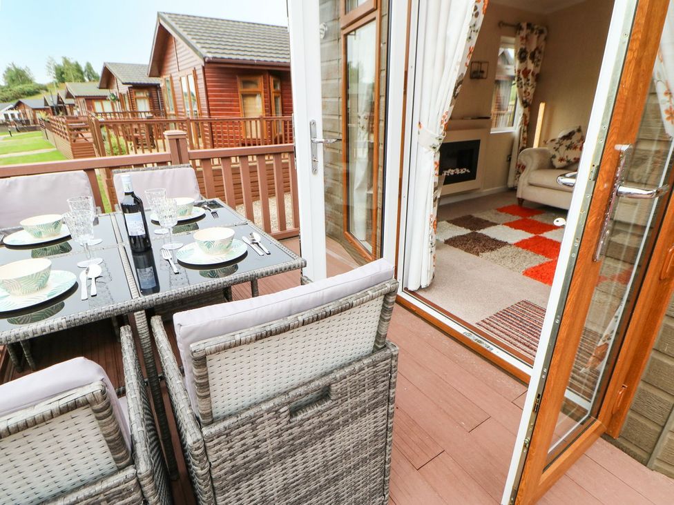 A dining area with a table set outside at 10 Poppy Lodge in Richmond