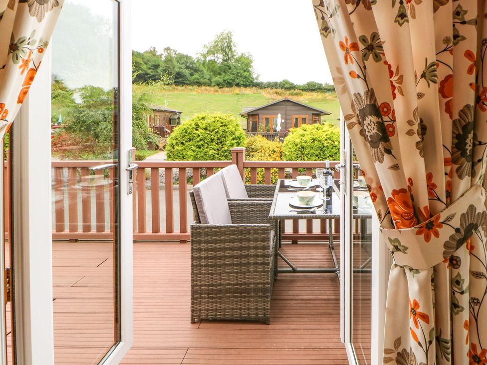 A deck area with table and chairs at 10 Poppy Lodge in Richmond