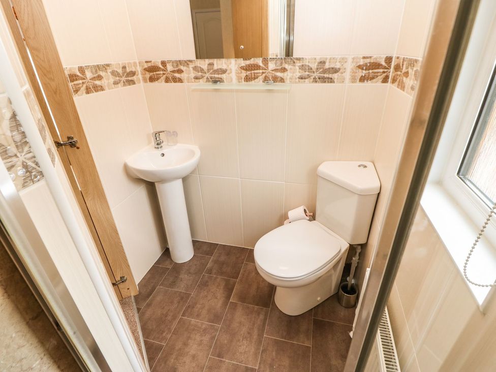 A bathroom with a wash basin and toilet at 10 Poppy Lodge in Richmond