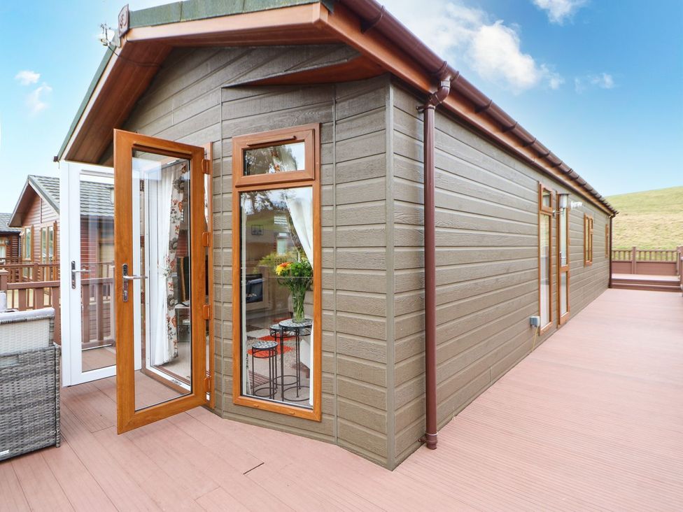 An outdoor area with windows and furniture at 10 Poppy Lodge Richmond