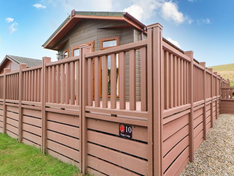 An outdoor area with a fence and house at 10 Poppy Lodge Richmond