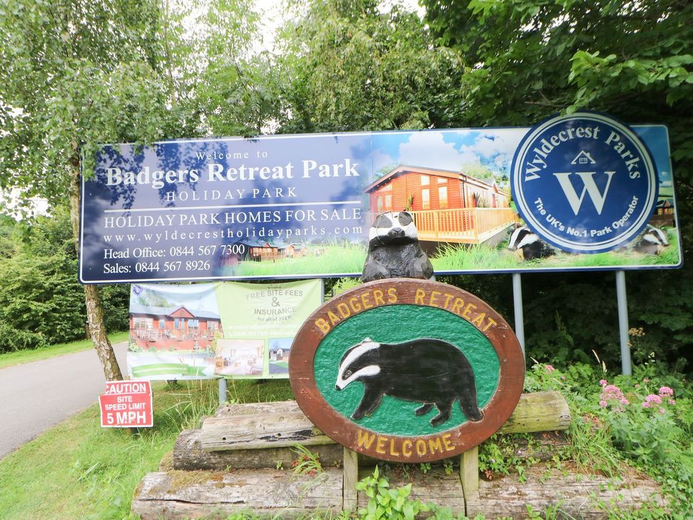 A welcome sign and advertisement for Badgers Retreat Park in Richmond