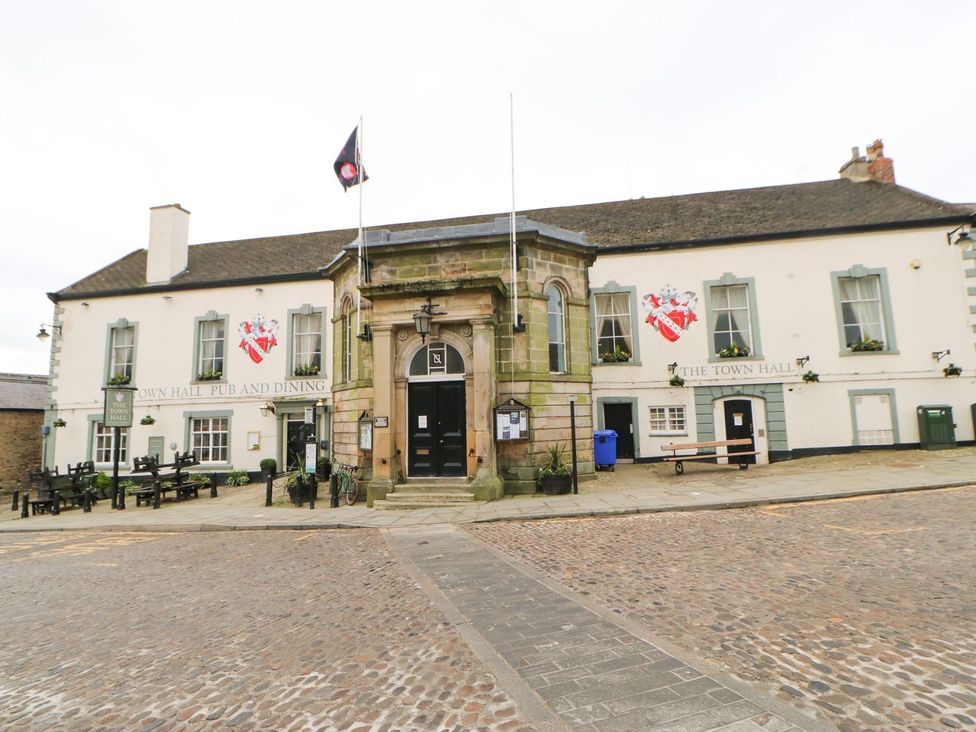 An outdoor view of the Town Hall Pub and Dining at 10 Poppy Lodge in Richmond