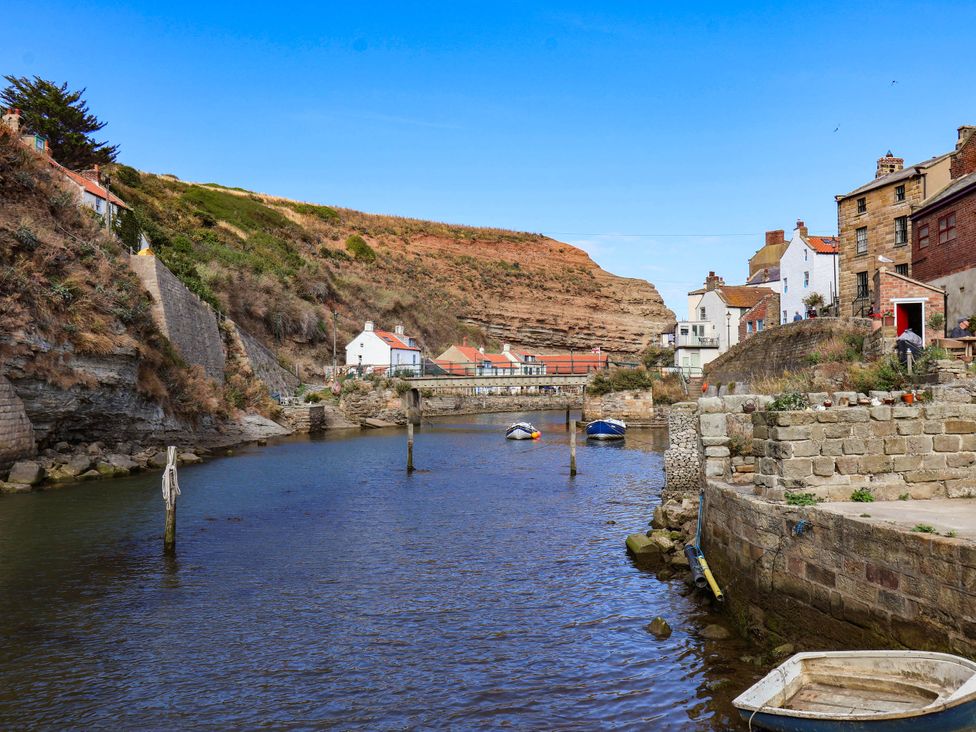 A view of a harbor with boats and houses by the water at Bellebeck