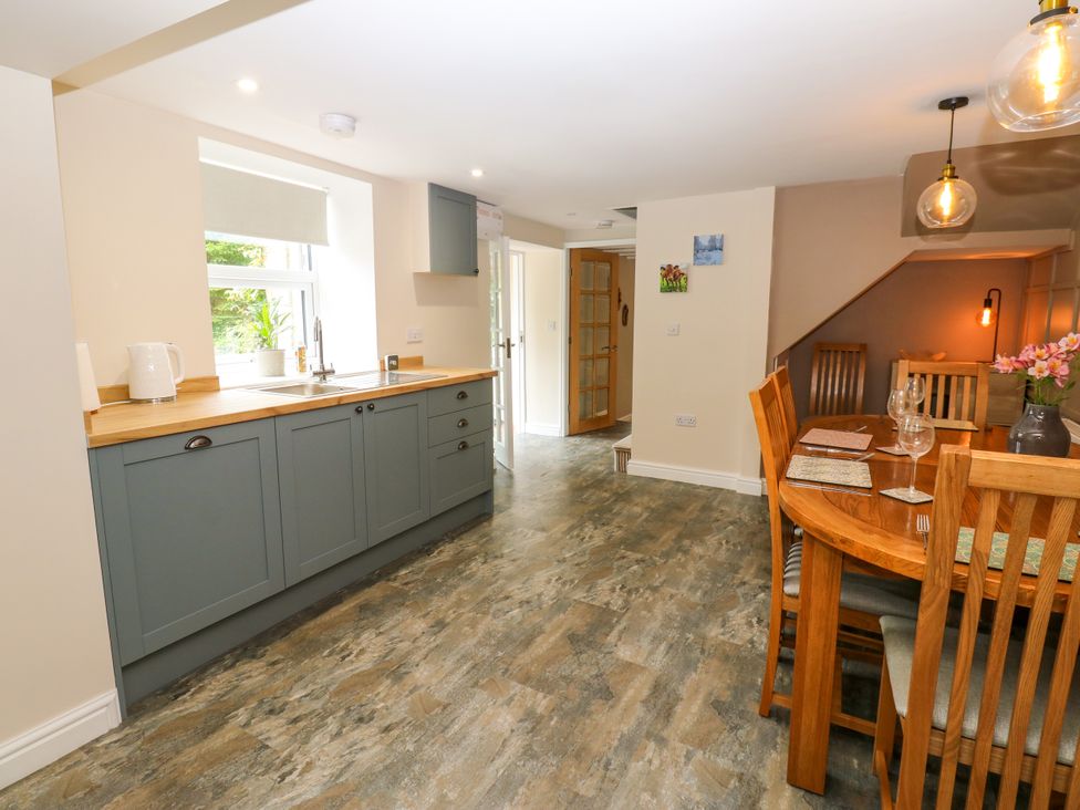 A kitchen with a dining area at Woody Bank
