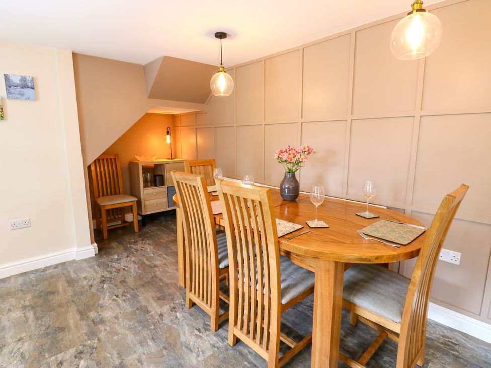 A dining room with a table and chairs at Woody Bank
