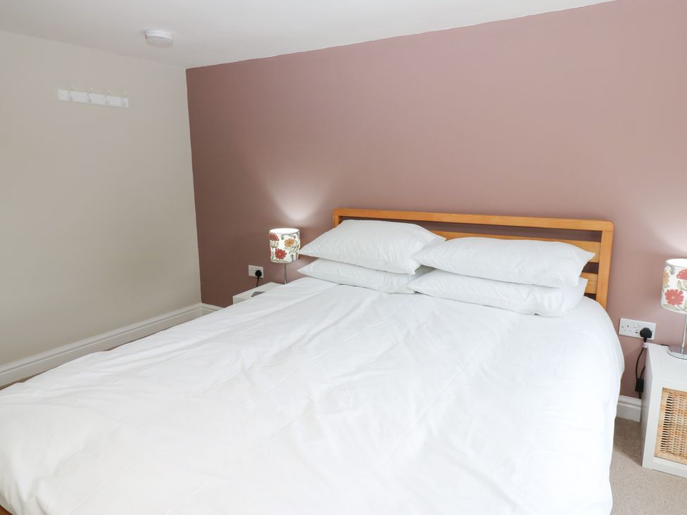 A bedroom with a bed and bedside lamps at Woody Bank