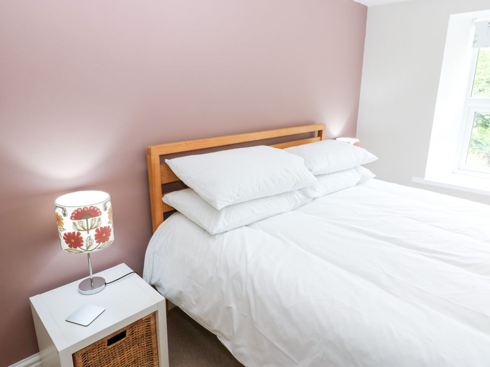 A bedroom with a bed and lamp at Woody Bank