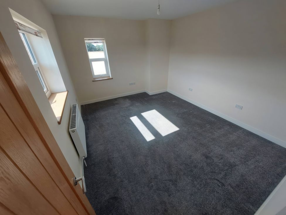 An empty room with windows and a radiator at Wold View in Market Rasen