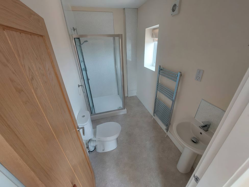 A bathroom with a shower, toilet, and sink at Wold View in Market Rasen