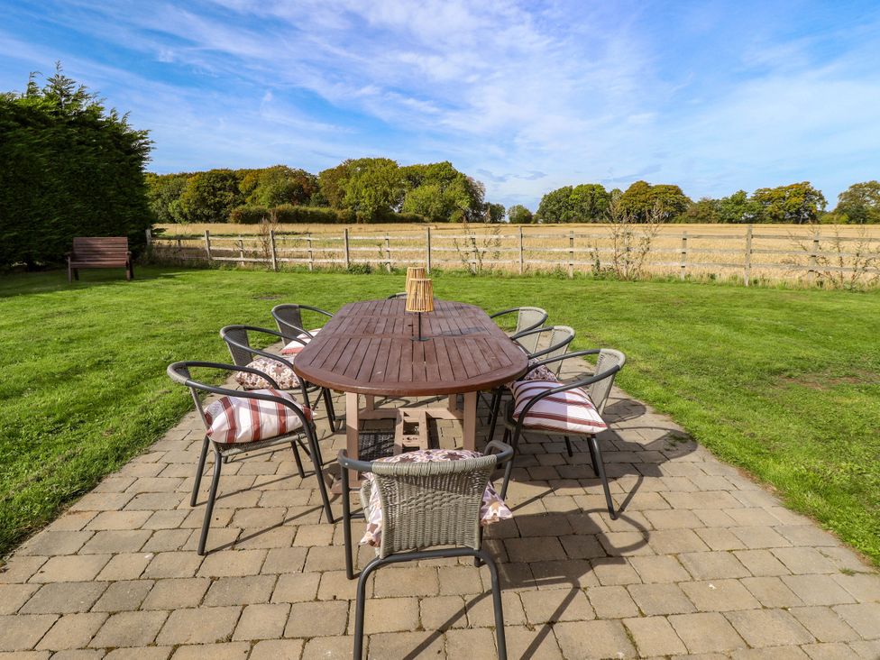 A garden with a table and chairs at Wold View near Caistor