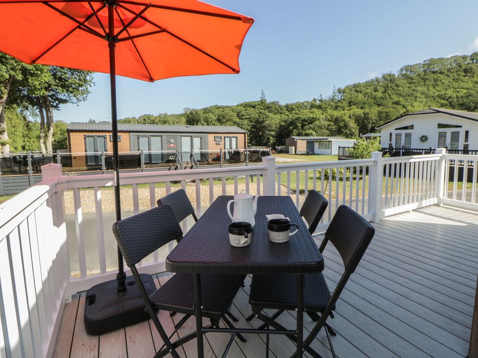 An outdoor seating area with a table and chairs at 73 Cildraeth in New Quay