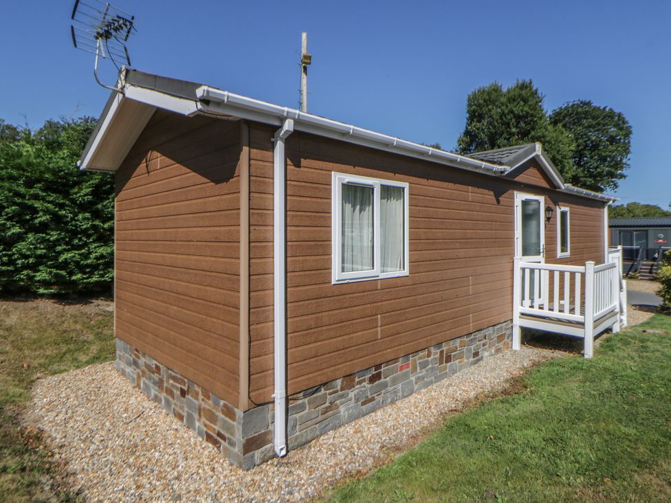 An outdoor view of a cabin with a garden at 73 Cildraeth in New Quay