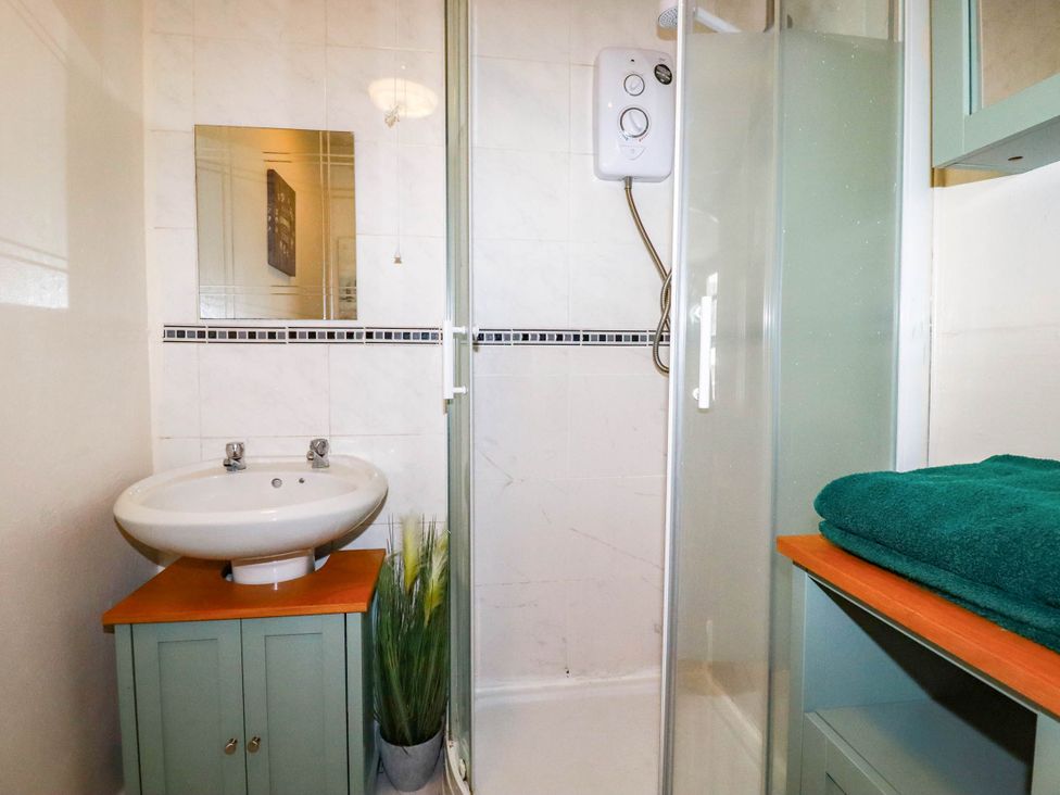 A bathroom featuring a sink and shower at Seaside Retreat in Newquay