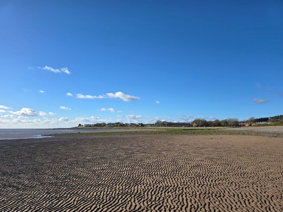 A beach with sand and water at Sandy Toes in Powfoot, Annan