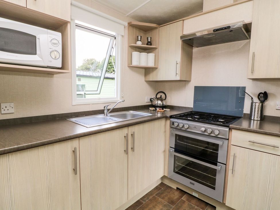 A kitchen with a microwave and gas stove at Great Mis Tour in Tavistock