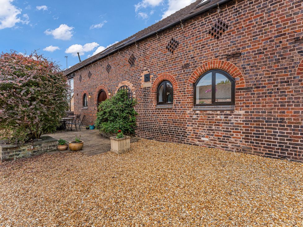 An outdoor area with gravel and plants at Oxhay Barn Newcastle