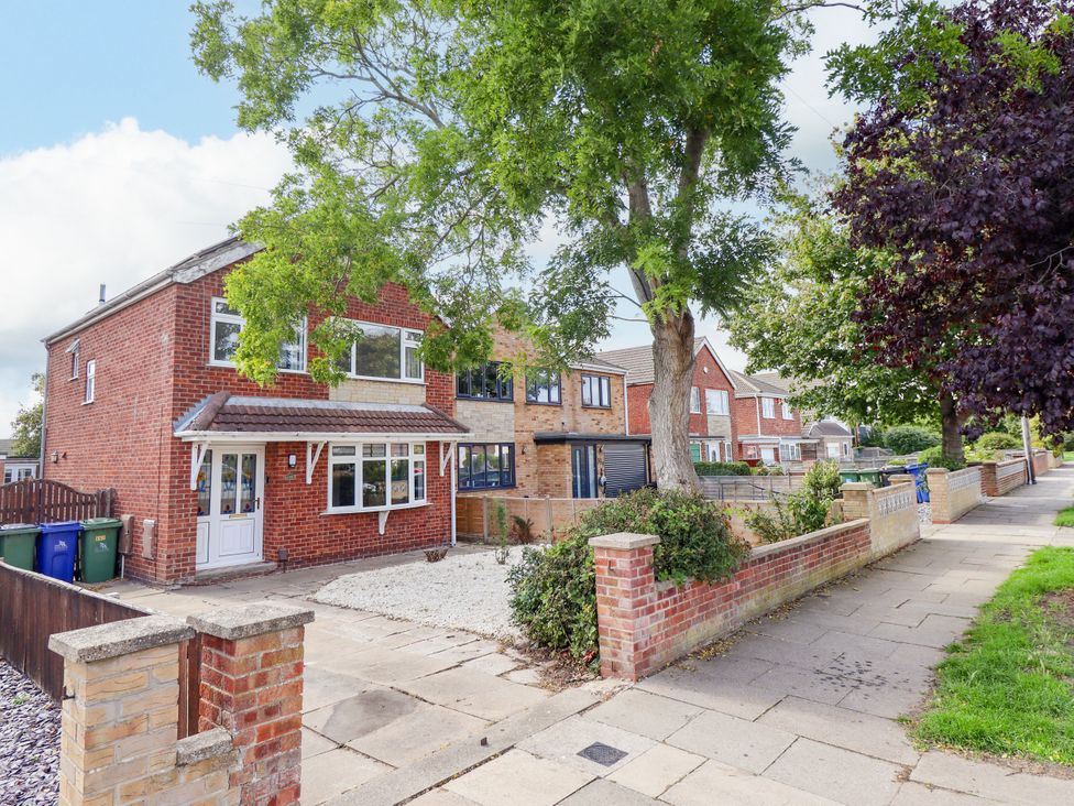 A house with a front yard and trees at Mariner's Nook in Cleethorpes