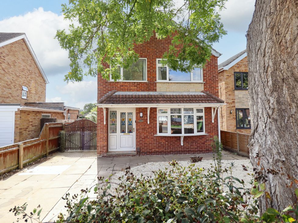 A house with a driveway and garden at Mariner's Nook in Cleethorpes