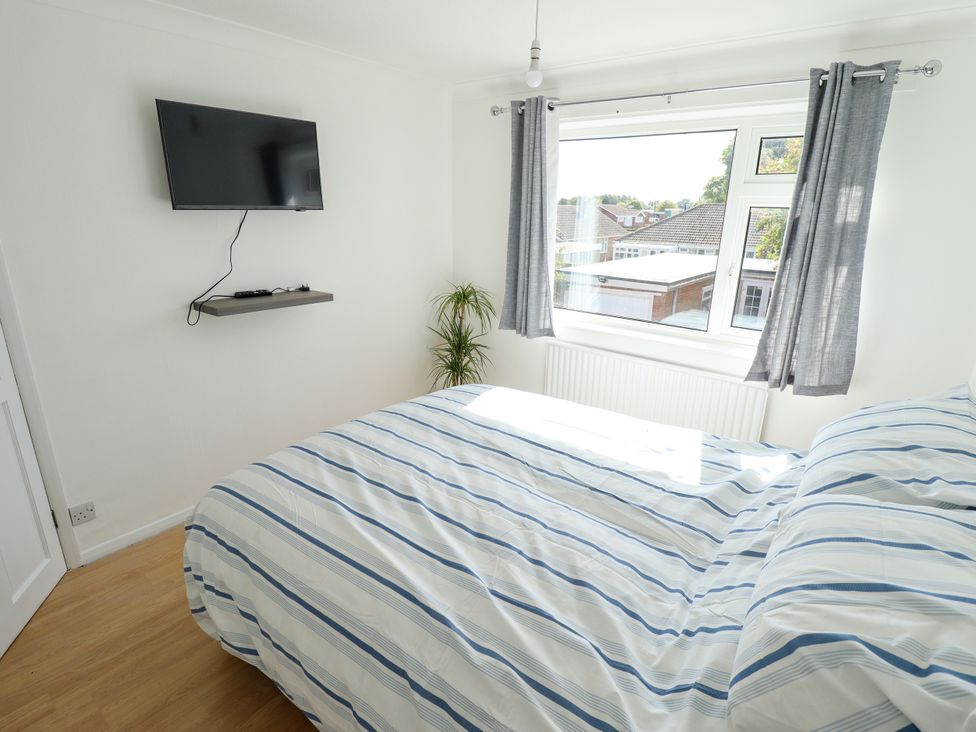 A bedroom with a bed and television at Mariner's Nook in Cleethorpes