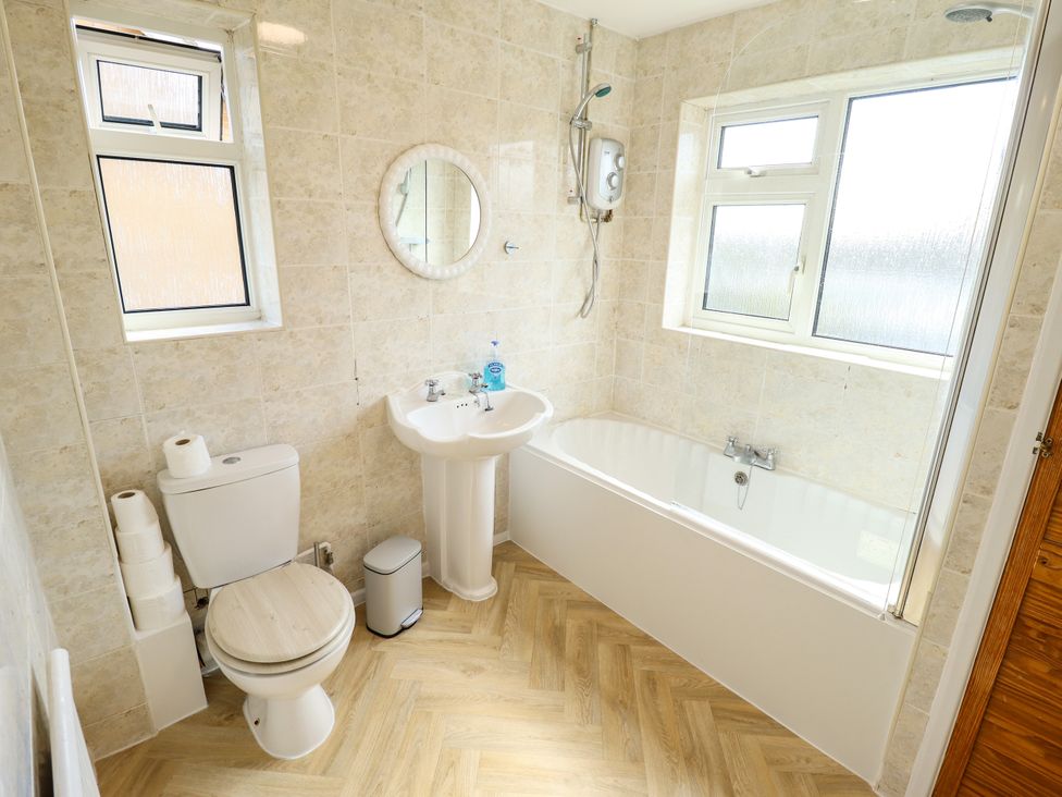 A bathroom with a bathtub and sink at Mariner's Nook in Cleethorpes