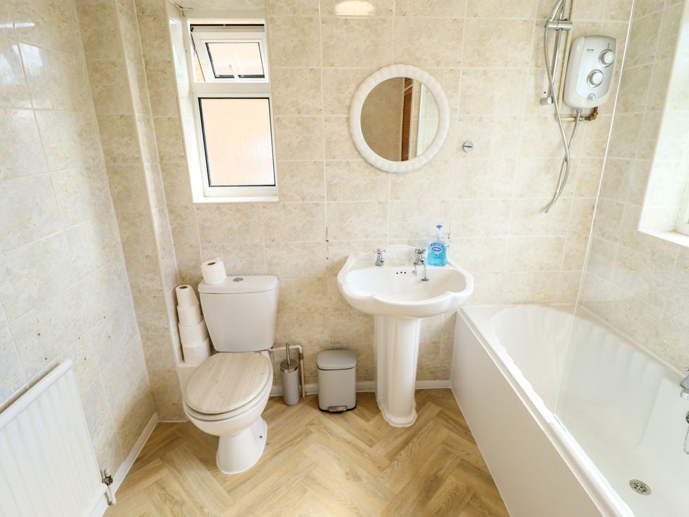 A bathroom with a bathtub and sink at Mariner's Nook in Cleethorpes