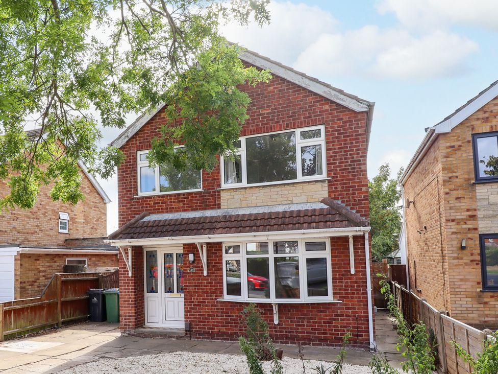 A house with a garden and windows at Mariner's Nook in Cleethorpes