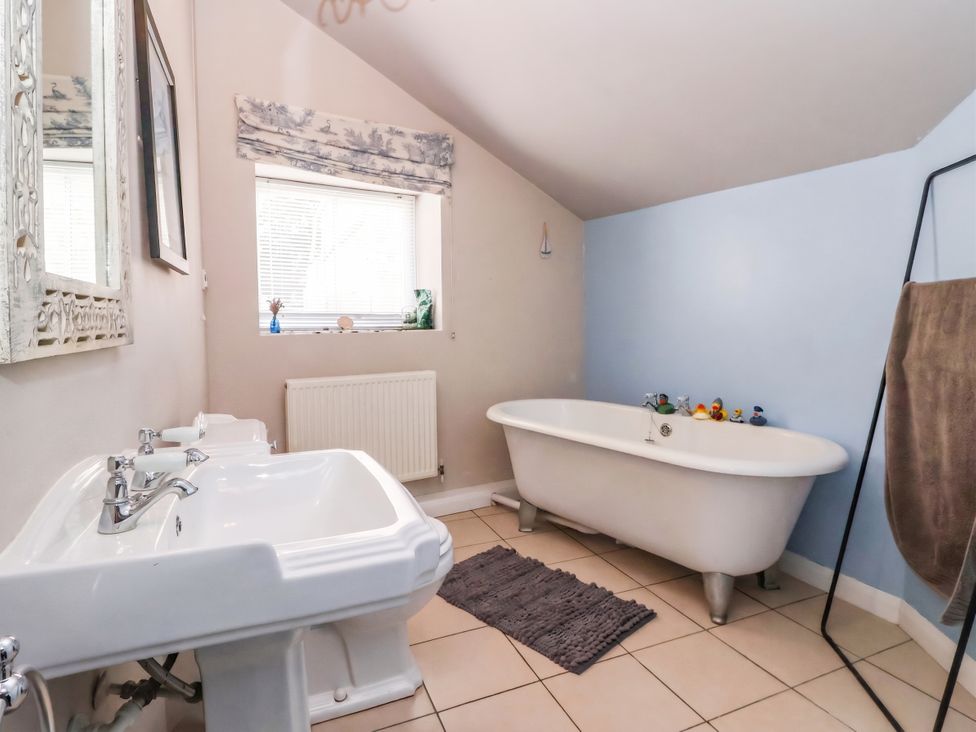A bathroom featuring a bathtub and sink at Bowdery in Harrogate