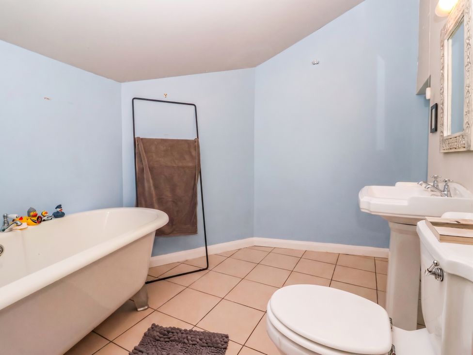 A bathroom with a bathtub, toilet, and sink at Bowdery in Harrogate